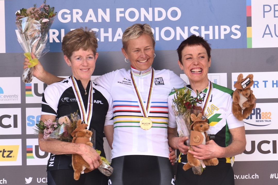 REGJERENDE VERDENSMESTER: Sissel Vien tok gull både i tempo og fellesstart på masters-VM i fjor. Her på pallen med Carol McCulle og Heather Hamling etter fellesstarten. Foto: Pål Fritsvold 2026 UCI Masters Fellesstart Pallen W55-59 Carol McCullen - Sissel Vien - Heather Hamling Pål Fritsvold 1400x933
