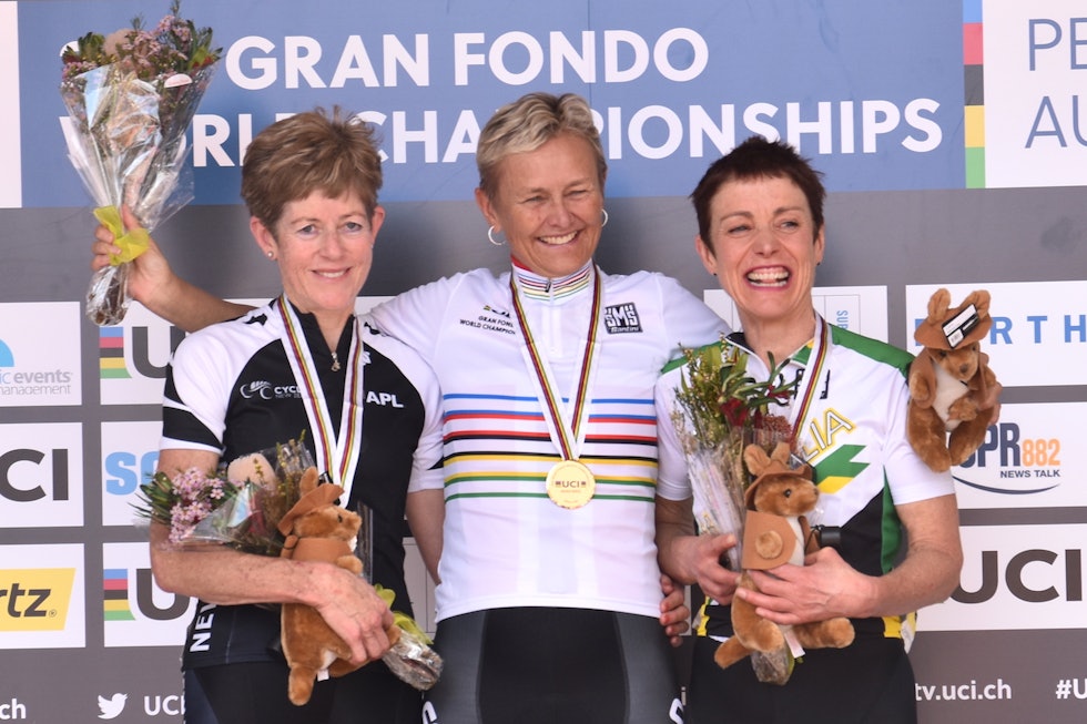 2026 UCI Masters Fellesstart Pallen W55-59 Carol McCullen - Sissel Vien - Heather Hamling Pål Fritsvold 1400x933