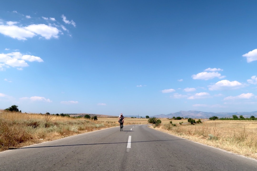 VARMT: Det var opp mot 40 grader på den siste delen av Transcontintental Race. Det gikk utover farten og flere ryttere måtte bryte på grunn av heteslag. Foto: Eivind Tandrevold Ca 40 grader varmt i Makedonia det 12 av de 13 landene vi var gjennom - Anders Rommen Syvertsen- Foto Tandrevold 1200x800