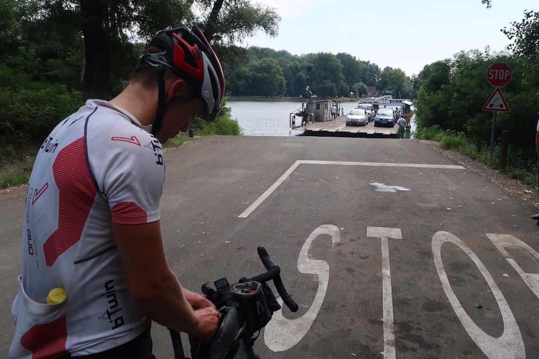 STREK I REGNINGEN: Her skulle det vært en bro, men det var det ikke konstaterer Anders Rommen Syvertsen. Foto: Eivind Tandrevold Trodde det skulle være en bro her - Det var det ikke - Anders Rommen Syvertsen- Fra Ungarn - Foto Tandrevold 1200x800