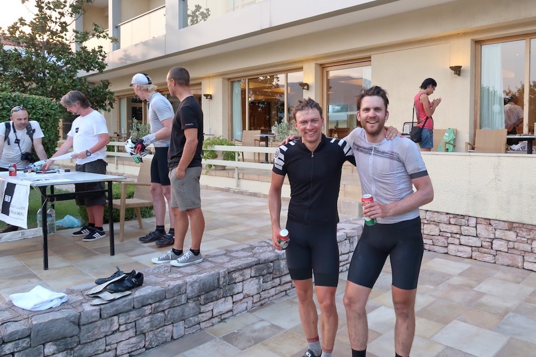 BANKETTKLARE: Eivind Tandrevold og Anders Rommen Syvertsen ble nummer to i par-klassen i Transcontinental Race. Foto: Privat Eivind Tandrevold og Anders Rommen Syvertsen - Meteora - Foto Privat 1200x800