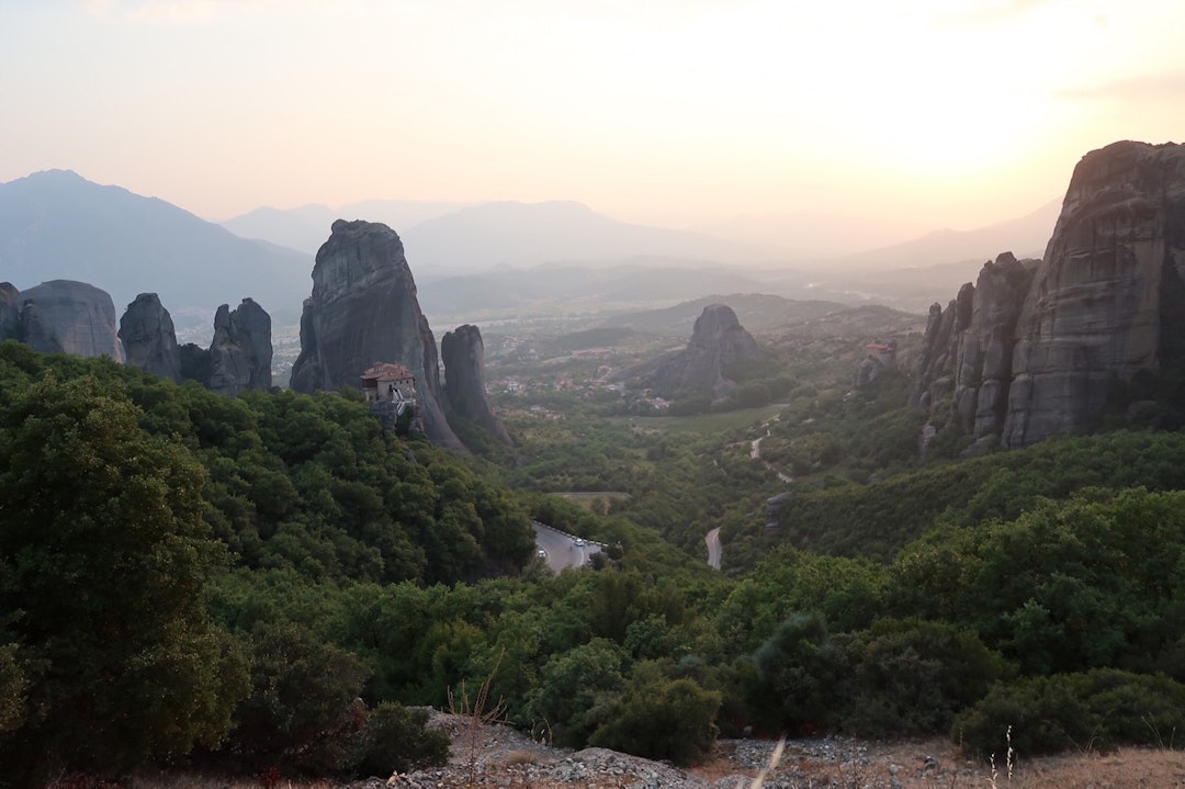 METEORA: Målgang var i Meteora i Hellas. Da hadde de syklet gjennom 13 land på like mange dager. Foto: Eivind Tandrevold Meteora Hellas - Foto Tandrevold 1400x933