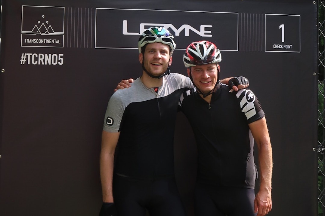 KOMPISER: Eivind Tandrevold og Anders Rommen Syvertsen er sammen 24 timer i døgnet på rittet mellom Belgia og Hellas. Det går knirkefritt. Foto: Privat Eivind Tandrevold - Anders Rommen Syvertsen - Schloss Liechtenstein 1400x933