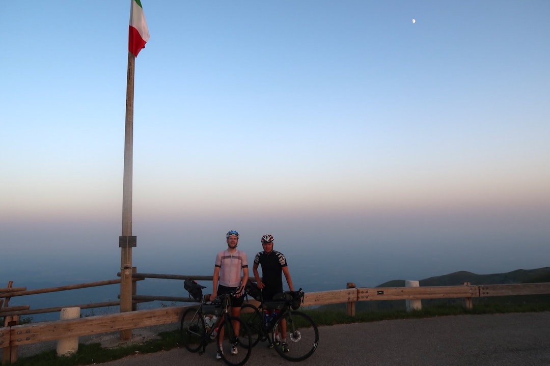 SJEKKPUNKT 2: Anders Rommen Syvertsen og Eivind Tandrevold nådde Monte Grappa onsdag kveld. Foto: Privat Kveldsstund Rifugio Bassano Eivind Tandrevold Anders Rommen Syvertsen - Foto Privat 1400x933