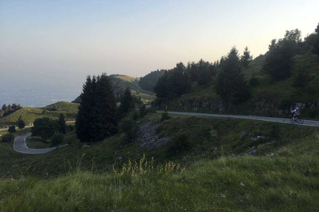 BRATT: Det var en drøy klatring opp til sjekkpunkt 2 på Monte Grappa. Foto: Eivind Tandrevold Opp til Monte Grappa - Foto Anders Rommen Syvertsen 1400x933