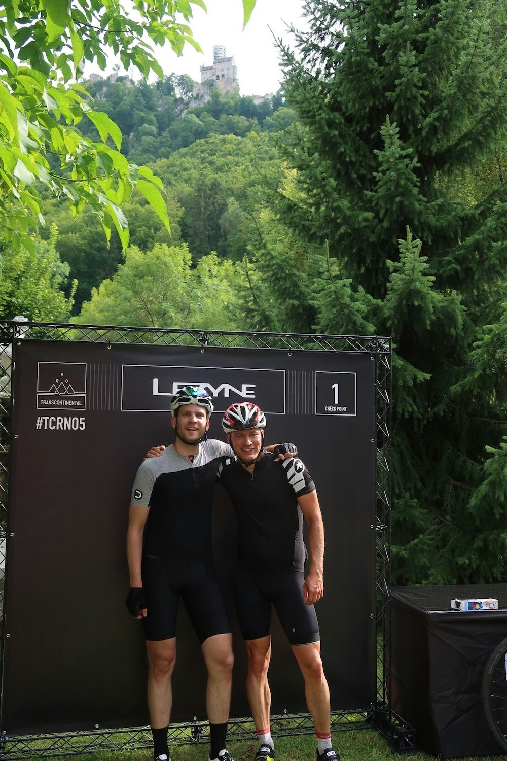 SJEKKPUNKT 1: Første obilgatoriske stopp for Eivind Tandrevold og Anders Rommen Syvertsen var Schloss Liechtenstein i Tyskland. Foto: Privat Eivind Tandrevold - Anders Rommen Syvertsen - Schloss Liechtenstein 1000x1500