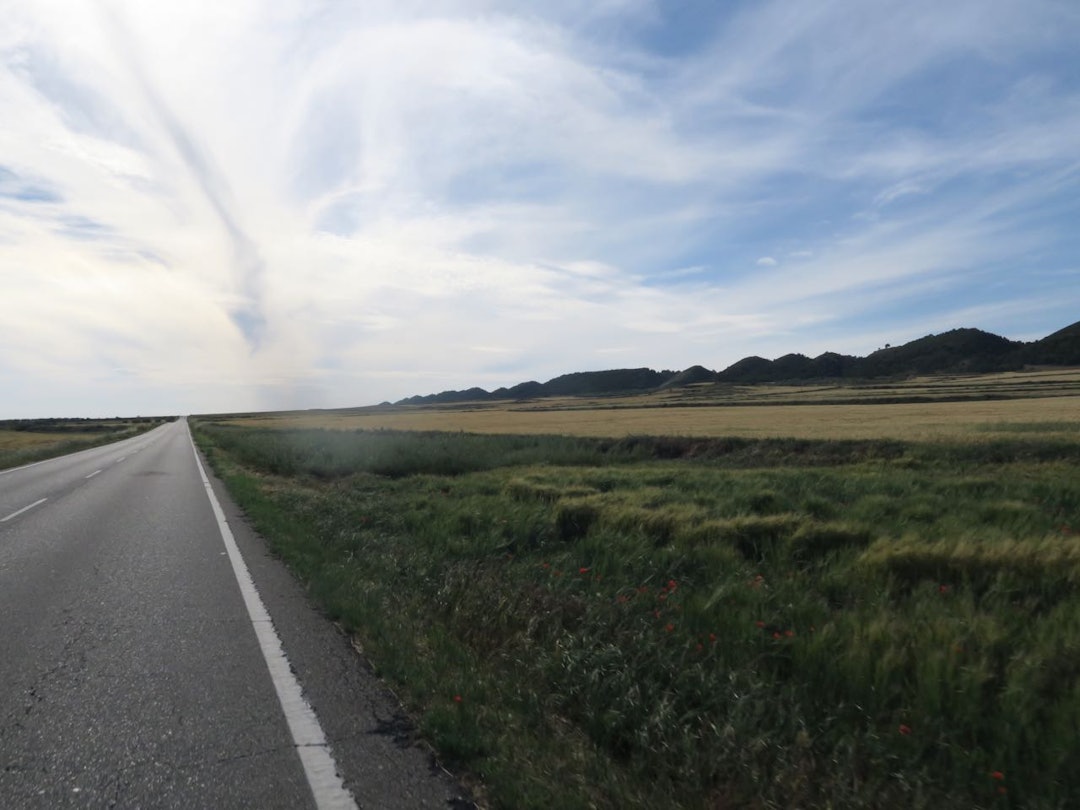 MOT SOLNEDGANGEN: Spanske sommerdager er vesentlig kortere enn norske. De runde kollene til høyre ledet meg frem til første overnatting. MOT SOLNEDGANGEN: Spanske sommerdager er vesentlig kortere enn norske. De runde kollene til høyre ledet meg frem til første overnatting.