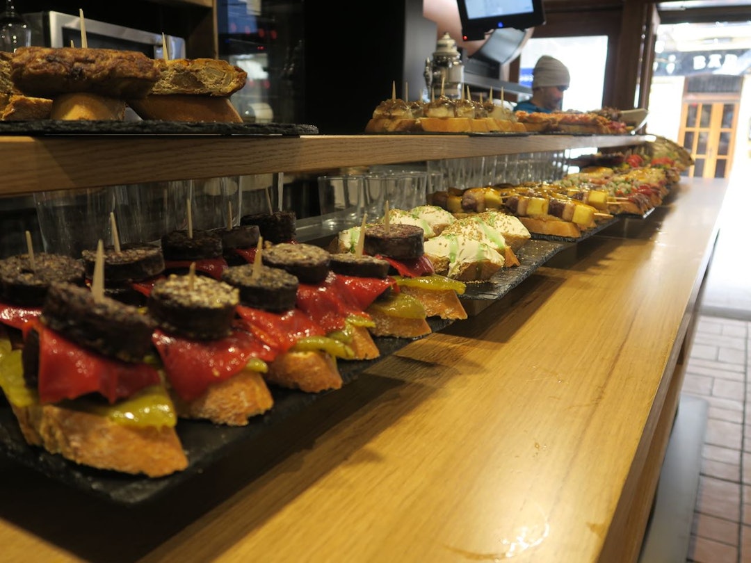 PINCHOS: Den originale tapasen - tapa betyr lokk - kan plasseres oppå ølglasset for å holde fluer unna. Variasjonene er utallige. PINCHOS: Den originale tapasen - tapa betyr lokk - kan plasseres oppå ølglasset for å holde fluer unna. Variasjonene er utallige.