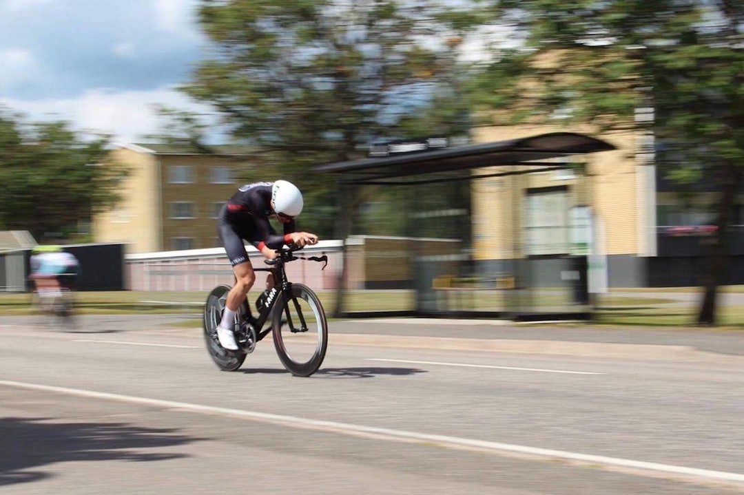 TEMPOSTERK: Sindre Bjerkestrand Haugsvær syklet inn til sammenlagtseier etter sterk kjøring på avlutningsetappen i U6 lørdag. Foto: Marianne Riske Sindre Bjerkestrand Haugsvær - U6 tempo 2017 - Foto Marianne Riste 1400x933