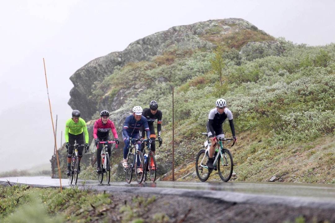 TUNGT: Turen over fjellet var både våt og krevende. Fra venstre Jo Nordskar, Johan Noraker Nossen, Atle Thoresen og Erno Kainulainen. Foto: Ola Morken Jo Nordskar - Johan Noraker Nossen - Atle Thoresen - Jon Andreas Klokkehaug - Erno Kainulainen - JR 2017 - Ola Morken