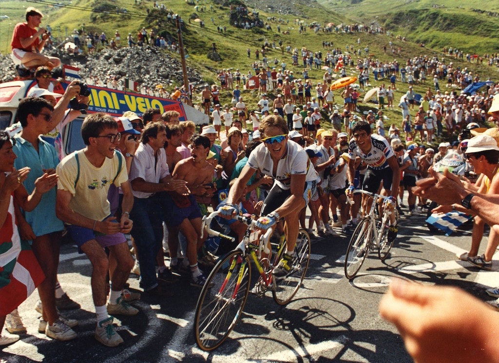 STEWIE WONDER: Greg LeMond var tidlig ute med både tempohjelm og Oakleys nye briller. Her er han i ferd med å sette av Miguel Indurain. Foto: Cor Vos. 