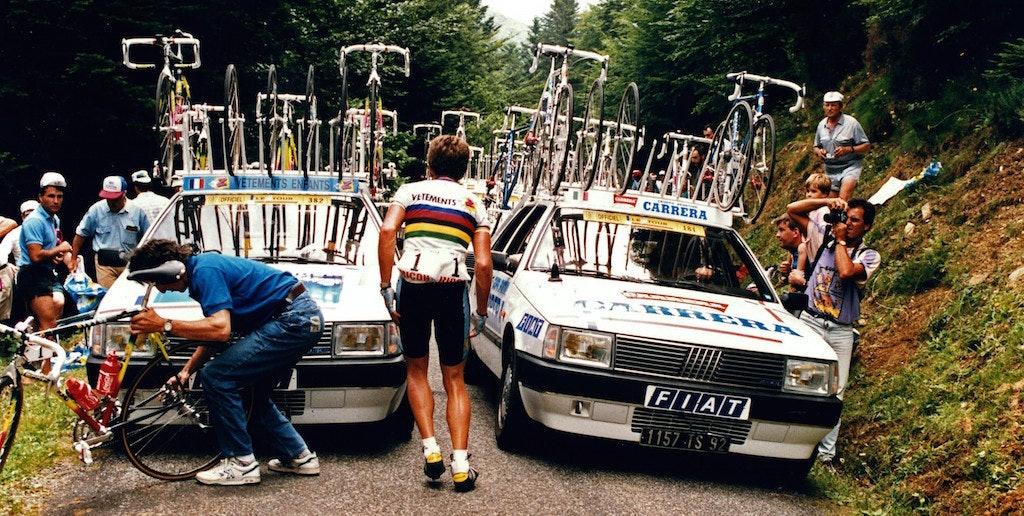 KRISE: Greg LeMond punkterer og Claudio Chiapucci angriper. Foto: Cor Vos