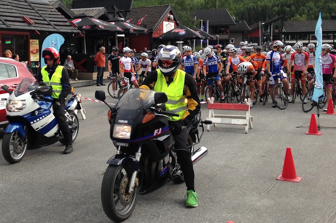SPENTE: Nervøs stemning før start på første etappe. Foto: Ingeborg Scheve Elite start stage 1- Scheve 1400x933