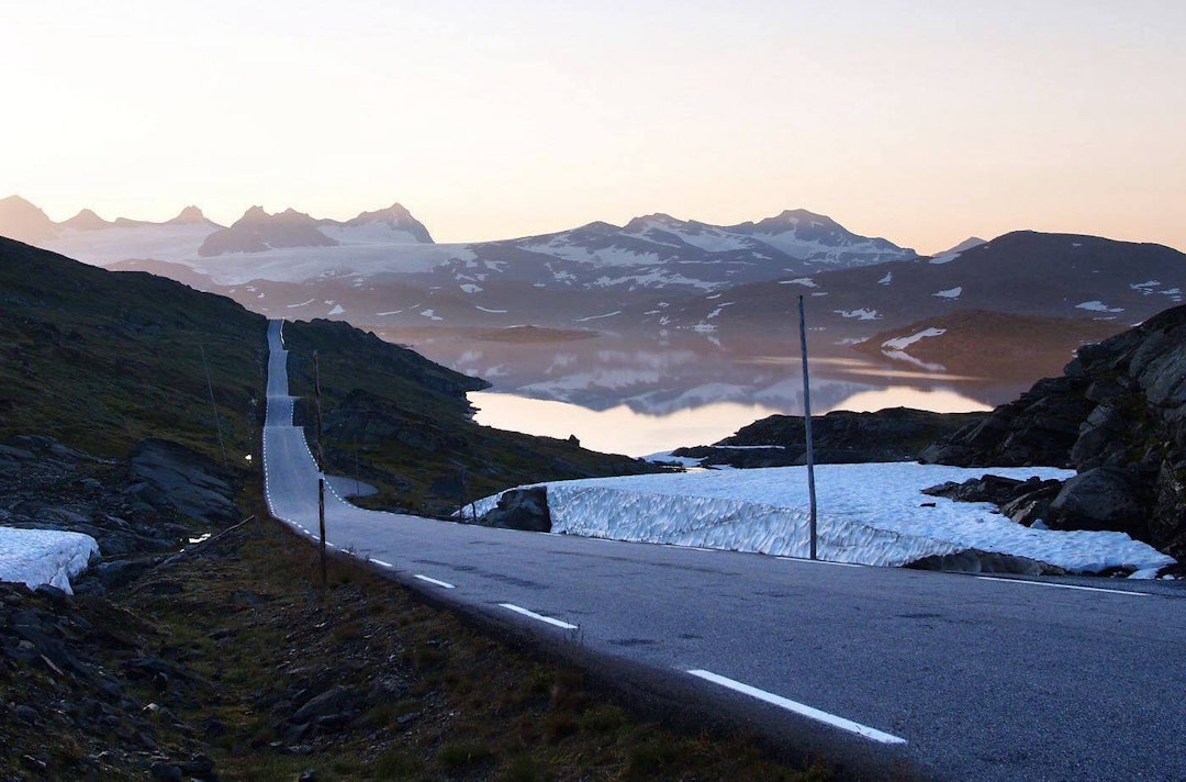 MAGISK: Å sykle gjennom sommernatten er en opplevelse, spesielt om været er på lag. Foto: Arrangøren JR Sognefjellrittet - Foto Arrangøren 1400x924