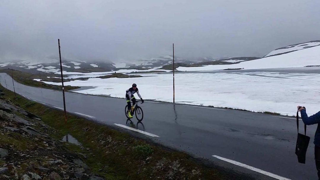 UVEREN: Jon Andreas Klokkehaug syklet alene fra Lom til mål i Sogndal da han vant Jotunheimen Rundt i fjord. Foto: Leif Andreas Skare Jon A Klokkehaug - Leif Andreas Skare 1400x788