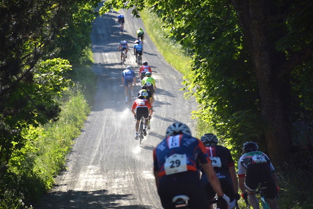 GRUS: Det var ikke bare svart asfalt på dagens 66km fellesstart. Foto: Arrangøren RR 2017 stage 2 - foto arrangøren 1000x