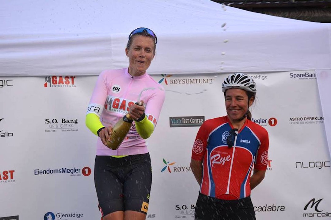 SEIER: Kirsti Ruud vant prologen og sprinten og sykler fredagens fellesstart i den rosa ledertrøya. Kristin Falck (til høyre) ble nummer tre. Foto: Rojan Rundfahrt Kirsti Ruud - Kristin Falck - RR 2017 1400x933