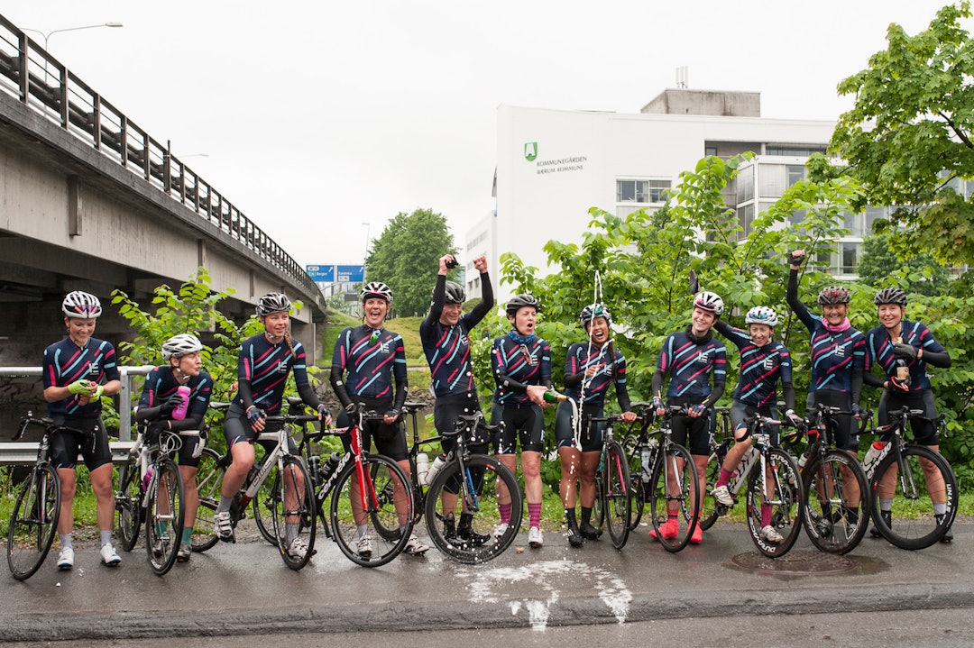 CHAMPAGNESØL: Ladies Edition race Team vant Tyrifjorden Rundt. Etterpå øvet det på å strute med champagnen. Foto: Helge Langen Seier Tyrifjorden Rundt - Helge Langen 1400x933