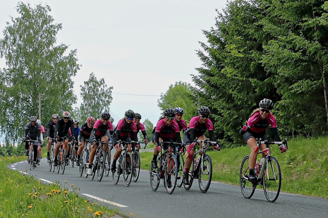 GENERALPRØVE: GirlPower stilte med ni jenter på Tyrifjorden Rundt. De ble slått av Ladies Edition, men bestemte seg for å satse på Styrkeprøven. Foto: Ola Morken GirlPower Tyrifjorden Rundt 2017 - Ola Morken 1400x933