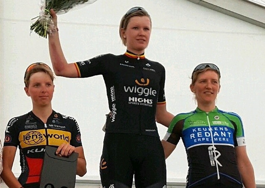 ERFAREN: Vibeke Dybwad (til venstre) ble nummer tre på Kermesse ritt i Belgia tidligere i år, der verdensmester i bane Jolien D'Hoore vant og belgisk mester Kaat Hannes ble nummer to. Foto: Kåre Sletta Vibeke Dybwad - Jolien D'Hoore verdensmester bane - Kaat Hannes Belgisk mester - Kermesse Malderen 2017 - Foto Kåre Sletta 900x600