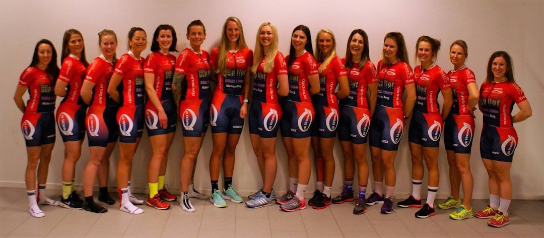 STORLAG: Hele laget på samling i vinter. Tine Thomasli, Margrethe Kjeøy, Mirijam Kjøraas, Ingrid Lorvik, Solrun Sæther, Camilla Horneman, Kaya Emilie Berge, Karianne kanebog, Malin Eriksen, Henriette Mero, Kristin Krogstad, Mia Birkeland, Berit Gjelten, Gro Hege Viberg og Marie Flataas. Foto: CK Victoria CK Victoria Elite 2017 -  1400x617 foto CK Victoria