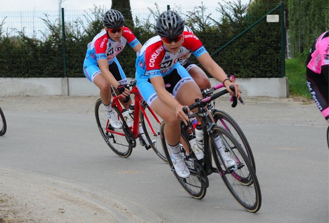 PÅ UTLÅN: Line Marie Gulliksen og Kirsti Ruud har blant annet fått sykle med det belgiske laget Autoglass Wettern, så vel som det norske landslaget. Foto: Paul Hinnick Line Marie Gulliksen - Kirsti Ruud - Autoglass Wetteren - Flandern 2017 - Foto Hinninck Paul 1200x875