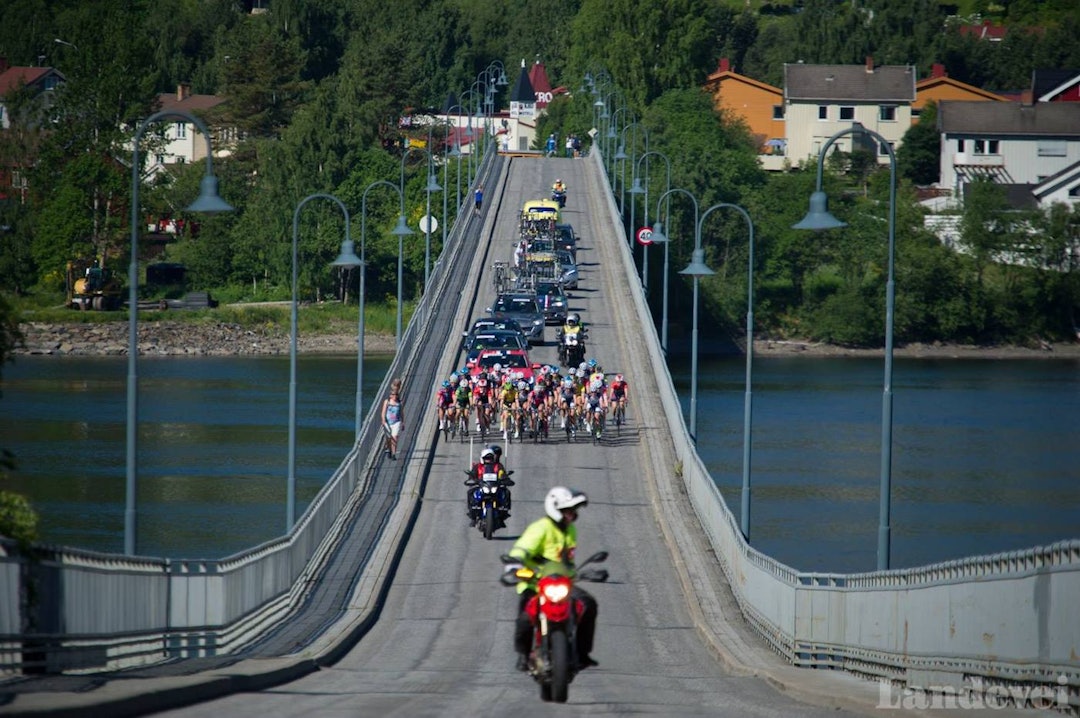 HÅPLØST: I krysset der bildet er tatt satt en løypevakt og passet på trafikk fra et lite boligstrøk. Denne løypevakten må neste år på nitimers kurs, selv om hun skulle jobbe i UP. 