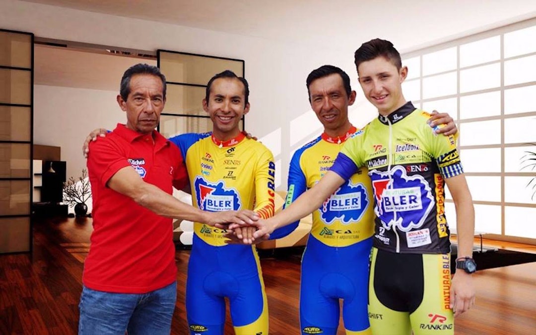 TRE GENERASJONER: Familiens overhode Pablo Wilches (til venstre) har syklet alle de tre store Tourene og vært på pallen på flere etapper. Her med sønnene Norberto og Juan Pablo, og barnebarnet Pablo Alejandro. Foto: Team Wilches Pablo Wilches - mini Wilches - Norberto Wilches - Juan Pablo Wilches - Pablo Alejandro Wilches - Foto Team Wilches 1200x750