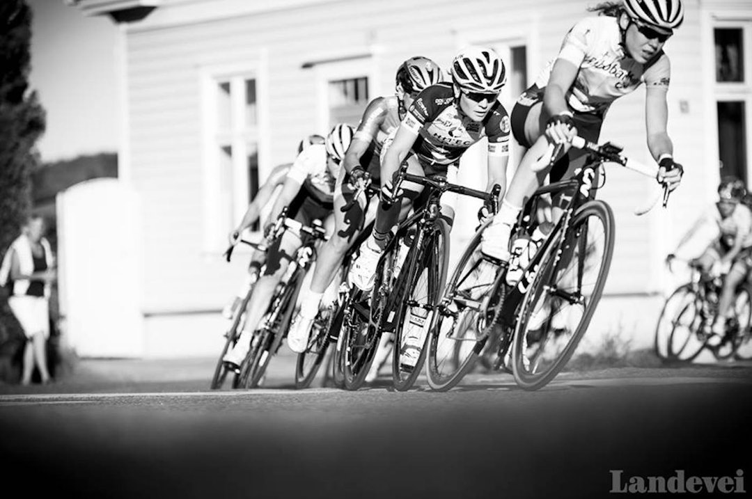 LADIES TOUR OF NORWAY: Norges eget World Tour ritt blir viktig for Hitec Products også i år. Foto: Henrik Alpers Ladies tour 2015 gateritt - Alpers 1400x930