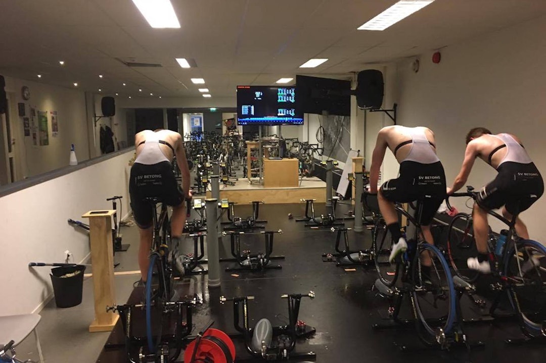 FELLESTRENING: Sandnes SK har fått på plass 12 computrainere som gjør fellestreningene effektive og motiverende. Foto: Jone Ellingsen Jone Ellingsen wind trainer 1400x933