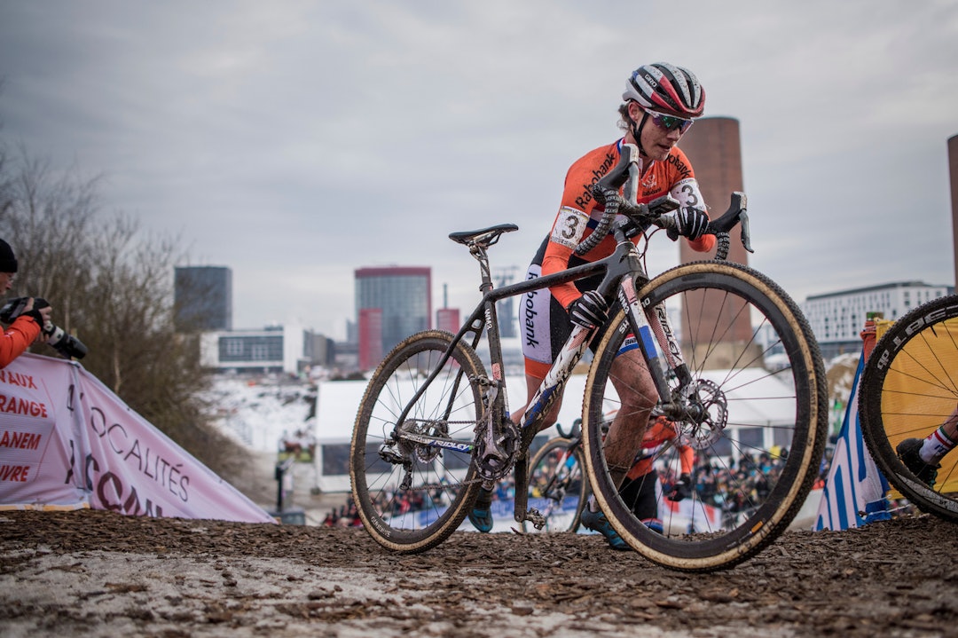 VM-SØLV: Marianne Vos tok sølv i årets UCI kross-VM, ett sekund bak Sanne Cant til tross for mekanisk problem på siste runde. Foto: Kramon Marianne Vos UCI CX Worlds 2017 Foto Kramon 1400x933