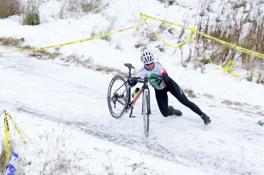 GLATT: Katrine Hofstad leker Bambi på isen under Norgescupfinalen. Foto: Bengt Ove Sannes Hofstad - Bengt Ove Sannes - 1400x933