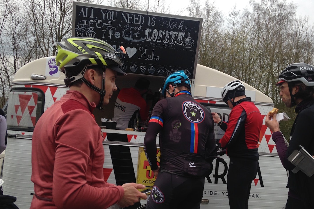 KAFFE: I Belgia er sykling og kaffe sterkt knyttet, og Grote Prijs blir ikke noe unntak. Der kommer Postkaffe til å servere rykende ferskt brygg. Foto: Ingeborg Scheve Arriva coffee stop 1400x933