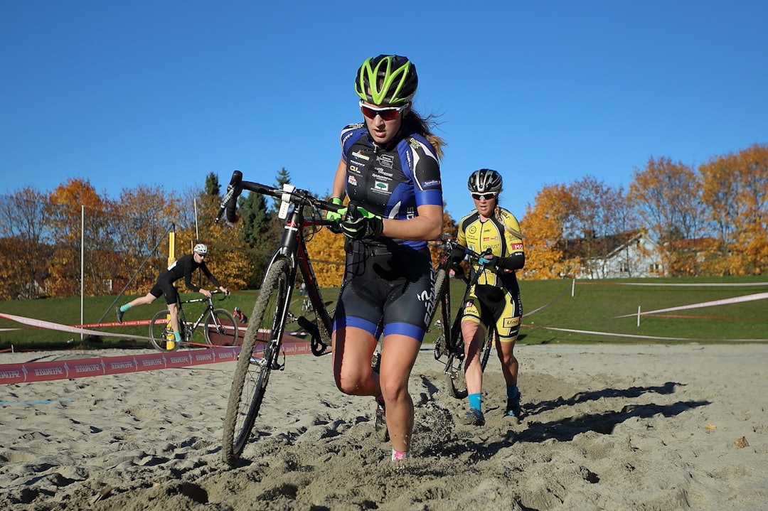 KONTROLLERT: Thea Siggerud greide å beholde roen selv om hun hadde Norgescuplederen i seniorklassen på hjul. Foto: Ola Morken thea Siggerud - Ann Iren Bjørnarå - Superpokal Voldsløkka 2016 - Ola Morken 1400x933