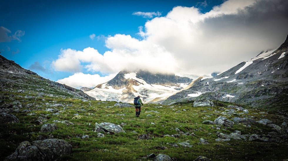 VAKKERT LANDSKAP: Vi kommer inn i en vakker dal hvor en elv renner støyende ned. Vi ser ingen synlig sti, bare av og til noen gamle trepinner som indikerer den beste rute mellom steiner og myrområder. Foto: Fernando del Valle Bravo VAKKERT LANDSKAP: Vi kommer inn i en vakker dal hvor en elv renner støyende ned. Vi ser ingen synlig sti, bare av og til noen gamle trepinner som indikerer den beste rute mellom steiner og myrområder. Foto: Fernando del Valle Bravo