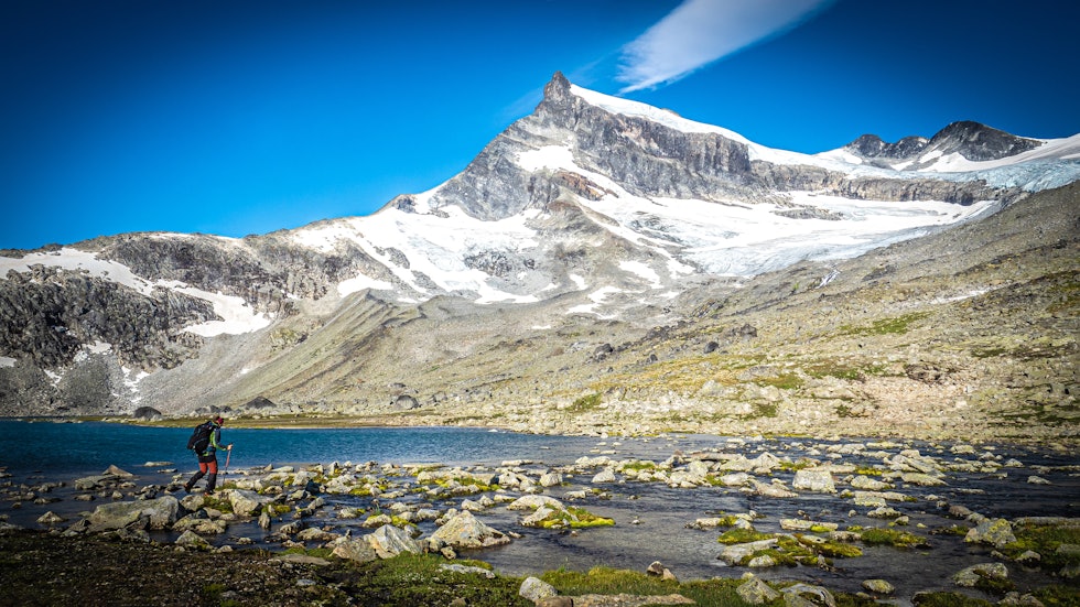 LAGUNE: Etter en drøy time når vi en vakker turkis lagune ved foten av breen. Hundrevis av bekker og små fosser setter bakgrunnsmusikken i dette vakre amfiteateret. Foto: Fernando del Valle Bravo LAGUNE: Etter en drøy time når vi en vakker turkis lagune ved foten av breen. Hundrevis av bekker og små fosser setter bakgrunnsmusikken i dette vakre amfiteateret. Foto: Fernando del Valle Bravo
