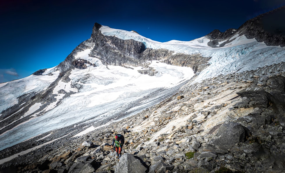 BLOKKER: Det kaotiske feltet av blokker av bremorenen tar tid, det er knapt noen merker som indikerer ruten og det er viktig å finne riktig punkt for å komme inn på breen. Foto: Fernando del Valle Bravo BLOKKER: Det kaotiske feltet av blokker av bremorenen tar tid, det er knapt noen merker som indikerer ruten og det er viktig å finne riktig punkt for å komme inn på breen. Foto: Fernando del Valle Bravo
