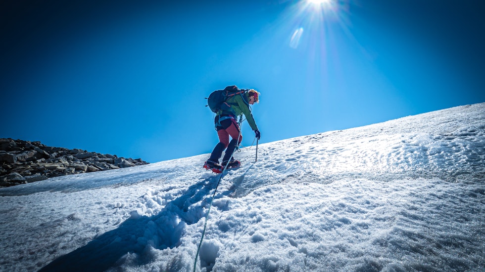 BRATT OG ISETE: De siste meterne er ganske bratte og isete med våt snø på toppen. Ubehagelig, men 2 nye isskruer sikrer passasjen. Foto: Fernando del Valle Bravo BRATT OG ISETE: De siste meterne er ganske bratte og isete med våt snø på toppen. Ubehagelig, men 2 nye isskruer sikrer passasjen. Foto: Fernando del Valle Bravo