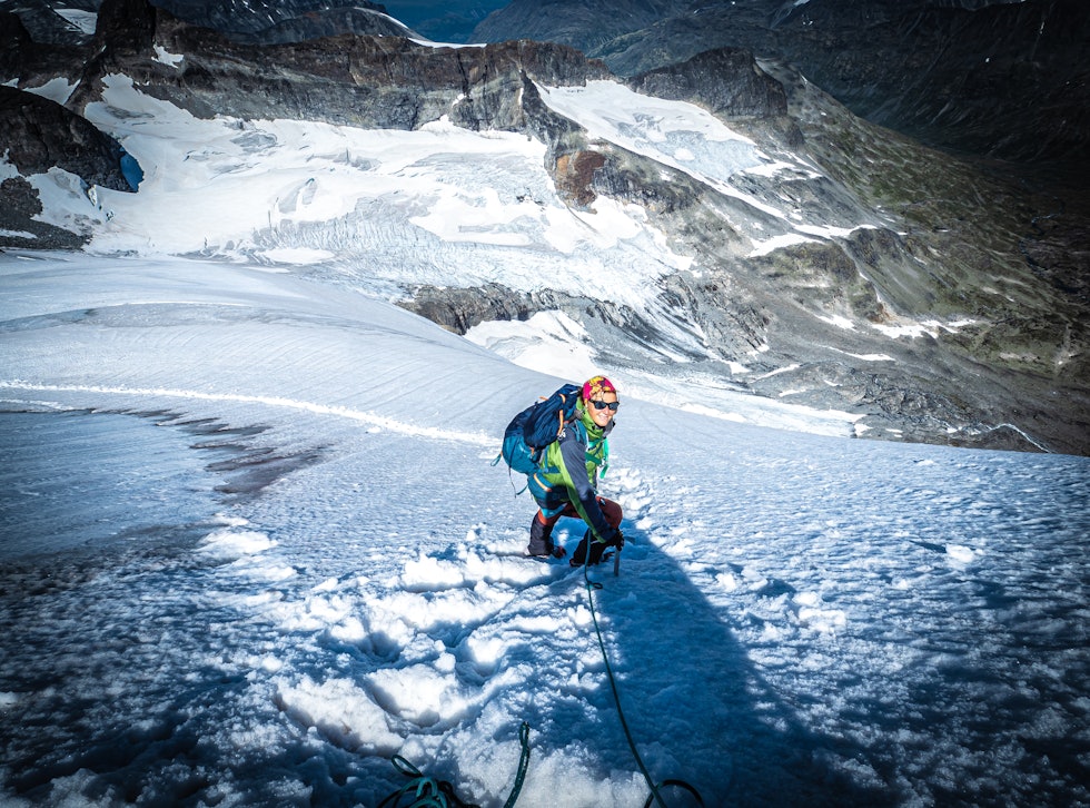 RETT UNDER TOPPEN: Den isete rampen rett under toppen med det enorme stupet under, tar vi veldig forsiktig. Her er det best å ikke snuble. Foto: Fernando del Valle Bravo RETT UNDER TOPPEN: Den isete rampen rett under toppen med det enorme stupet under, tar vi veldig forsiktig. Her er det best å ikke snuble. Foto: Fernando del Valle Bravo