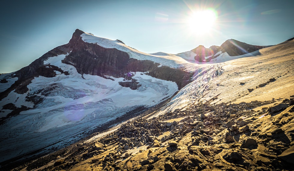 TAKKNEMLIGHET: Vi føler en dyp glede, forsterket av det vakre solnedgangslyset og den milde temperaturen. Ovenfra ser fjellet ut til å smile til oss. Foto: Fernando del Valle Bravo TAKKNEMLIGHET: Vi føler en dyp glede, forsterket av det vakre solnedgangslyset og den milde temperaturen. Ovenfra ser fjellet ut til å smile til oss. Foto: Fernando del Valle Bravo