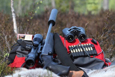 GOD SAMLING: Med støtte på sekken fikk jeg fin samling på skuddene i riktig høyde. Kikkert, avstandsmåler, kulekompensator, Zeiss