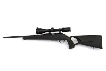 Sabatti Saphire rifle med tommelhull sett fra siden på hvit bakgrunn