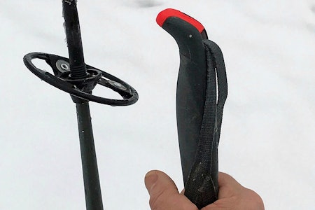 ÅSNES FJELLSKISTAVER: Ved å vippe opp den røde plasthendelen, frigjøres reima slik at du kan endre håndas høyde rundt staven. Åsnes Ingstad Alloy Pole fjellskistaver til test i snøen