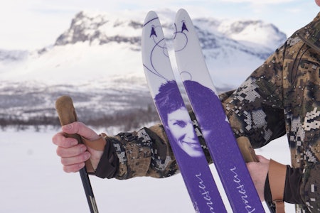 BEST I TEST: Liv Arnesen sin signaturmodell fra Åsnes byr på trygt følge i vinterfjellet og er best i test av fjellski for dame. Bilde av Åsnes Liv Arnesen BC fjell- og viddeski dame i test på fjellet