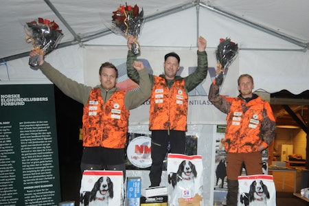. Seierspallen med norgesmester Olav Willy Eriksen (Ero av Gausbu), nr. 2 Ola Narverud (Vindmyras Kaisa) og nr. 3 Ole Ivar Ness (Pjolter). . Seierspallen med norgesmester Olav Willy Eriksen (Ero av Gausbu), nr. 2 Ola Narverud (Vindmyras Kaisa) og nr. 3 Ole Ivar Ness (Pjolter).
