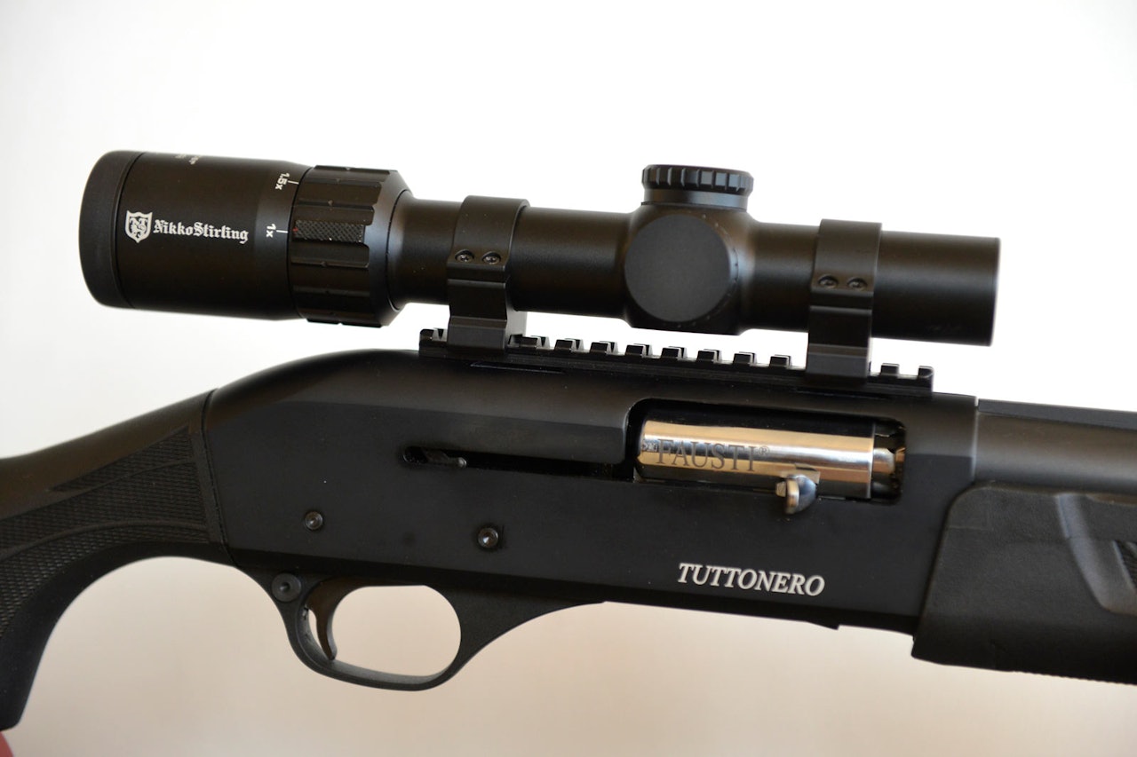 Nikko Stirling Boar Eater 1-6 x 24 har gode spesifikasjoner, men ikke den beste optikken. Nikko Stirling Boar Eater 1-6 x 24 på hagle med picatinnyskinne.