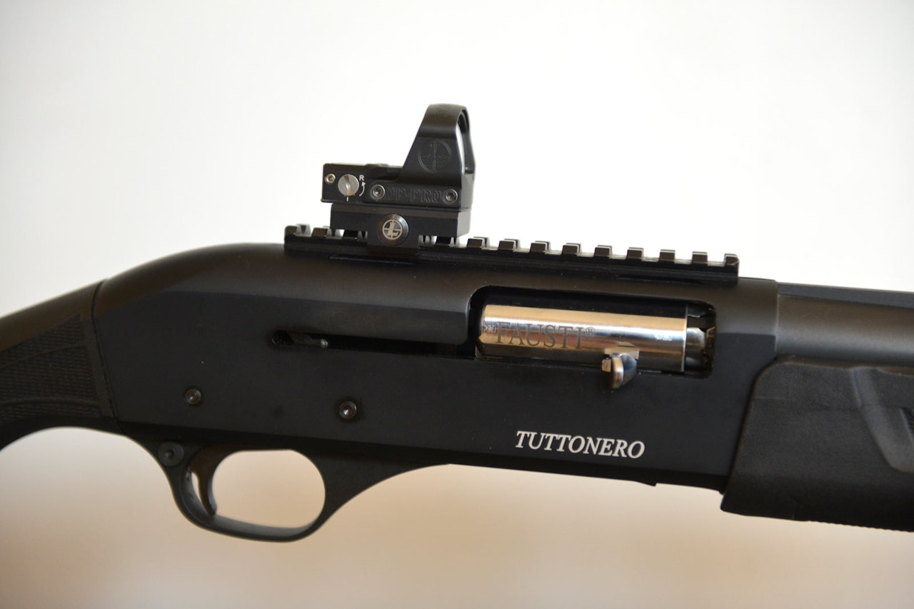 Leupold Deltapoint Pro har et spesielt retikkel i vår test av åtte haglesikter. Leupold Deltapoint Pro montert rett på hagle med picatinnyskinne