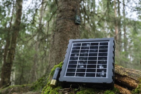 TEST: Solcellepanelet tar ikke stor plass, og er IP54-klassifisert. Brecom Solcellepanel til test utendørs