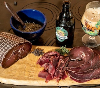 Speking av hjortelår: Hjort på glass og flaske, hjorte(br)øl i glass og flaske, hjort på fjøla, hjort i fjøla – og det skulle ikke forundre oss om det var litt hjortetakksalt i krydderblandinga. Nei, det blir neppe mer hjort enn på Norsk hjortesenter. Skjærefjøl med tørka viltkjøtt fra hjort