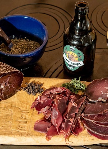 Speking av hjortelår: Hjort på glass og flaske, hjorte(br)øl i glass og flaske, hjort på fjøla, hjort i fjøla – og det skulle ikke forundre oss om det var litt hjortetakksalt i krydderblandinga.  Nei, det blir neppe mer hjort enn på Norsk hjortesenter. Skjærefjøl med tørka viltkjøtt fra hjort